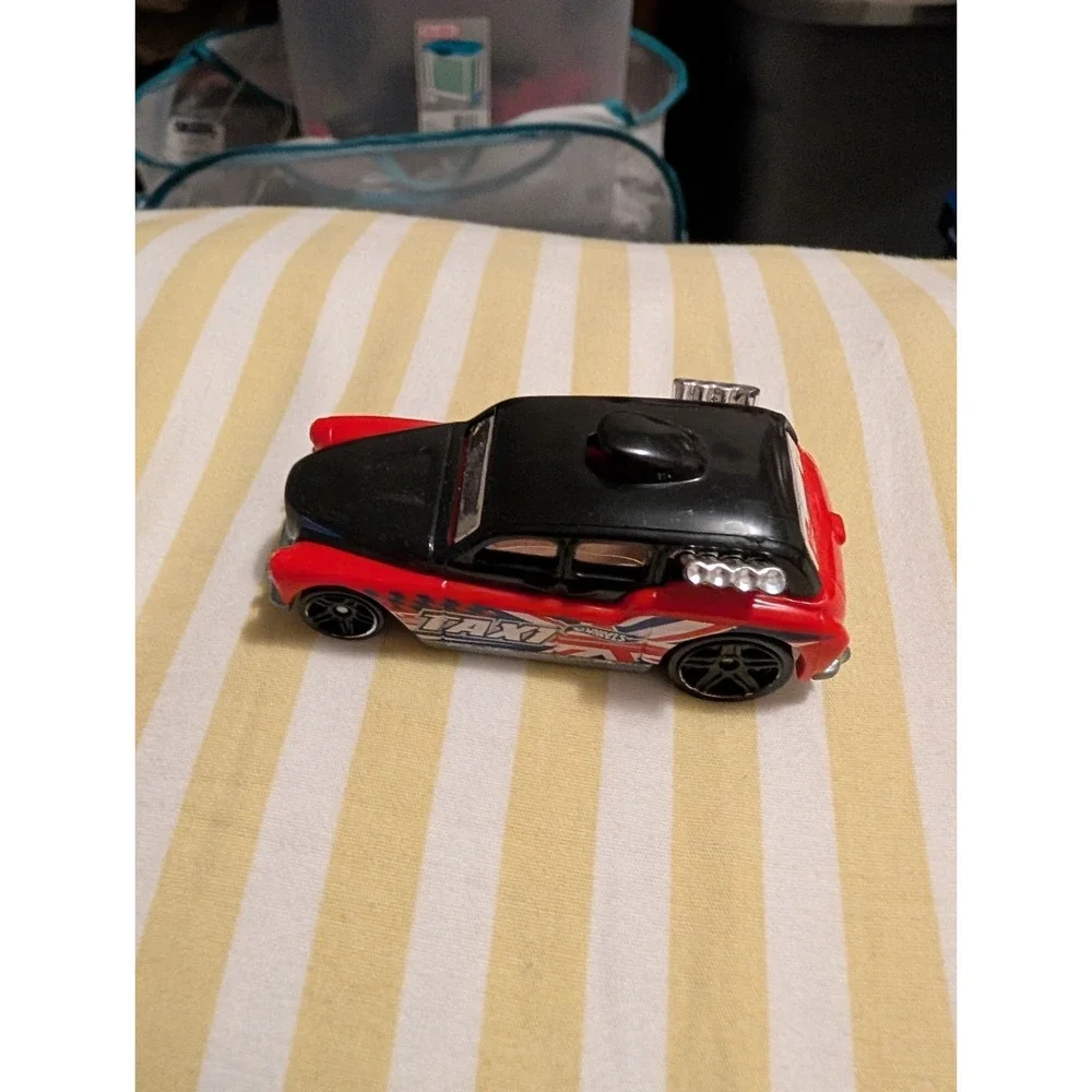 Hot Wheels Cockney Cab II 102/250 Metro City Works Red Black British Taxi 1:64
